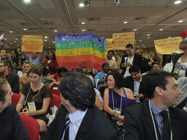 Militantes empunharam cartazes pedindo aprovação de projeto de lei que criminaliza violência contra homossexuais (Foto: Marcello Casal Jr./ABr)