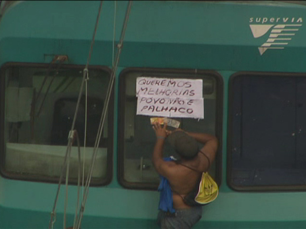 Protesto em linha férrea (Foto: Reprodução/TV Globo)