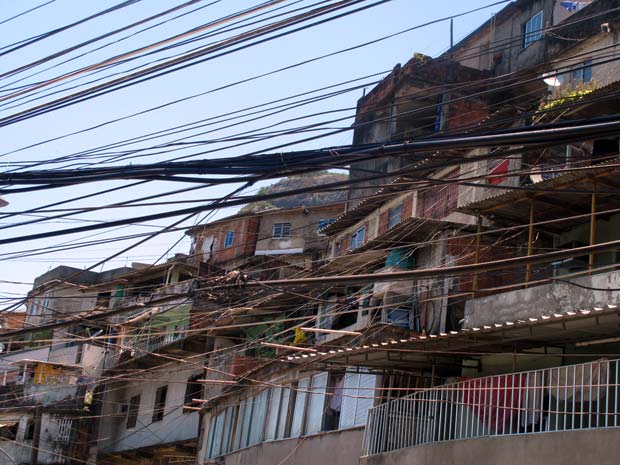 Um emaranhado de fios quase cobre a fachada das casas, construídas trepadas umas sobre as outras (Foto: Bernardo Tabak/G1)