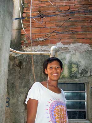 Graziela da Silva gostaria que ligação de energia de sua casa fosse regular (Foto: Luciana Bonadio/G1)