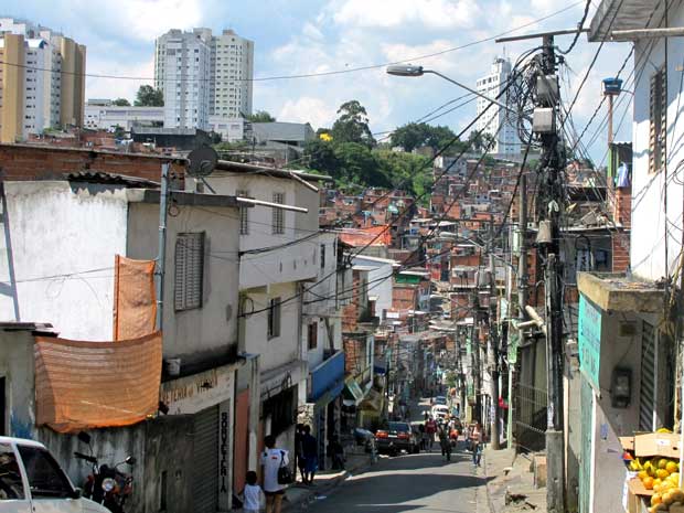 Paraisópolis, na Zona Sul de São Paulo, cercada por prédios (Foto: Luciana Bonadio/G1)