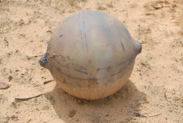Foto divulgada pelo National Forensic Science Institute mostra a bola metálica de pouco mais de 1 metro de diâmetro e 6kg que caiu na Namíbia (Foto: National Forensic Science / AFP)