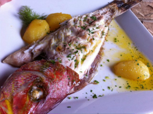 Peixe é servido com arroz à grega com castanhas de caju (Foto: Restaurante Vojnilô / Divulgação)