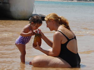 Lara Teodoro aprovou a ilha pois sua filha de 2 anos pode brincar com tranquilidade (Foto: Krystine Carneiro/G1)