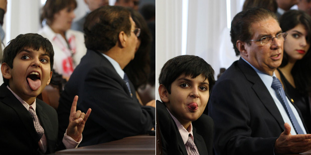 Imagens do filho de Jader Barbalho, Daniel, durante a entrevista do pai na sala da liderança do PMDB no Senado (Foto: Beto Barata / Agência Estado)