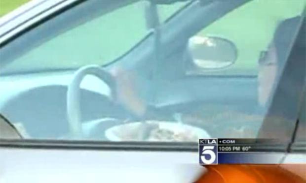 Motorista foi flagrada com prato de comida enquanto dirigia. (Foto: Reprodução/KTLA)