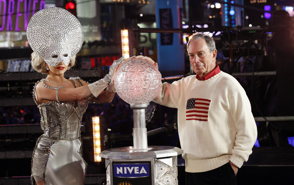 Cantora Lady Gaga e prefeito de Nova Iorque, Michael Bloomberg, participaram da contagem regressiva para 2012 na Times Square