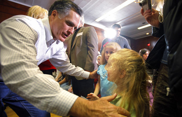 Mitt Romney cumprimenta crianças em evento de campanha em Council Bluffs, Iowa, neste domingo (Foto: Brian Snyder/Reuters)