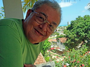 José Cláudio na varanda de casa, em Olinda. (Foto: Katherine Coutinho / G1)