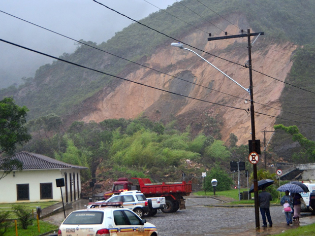 Deslizamento de terra atinge rodoviária de Ouro Preto. (Foto: Eduardo Tropia/Ouropress)