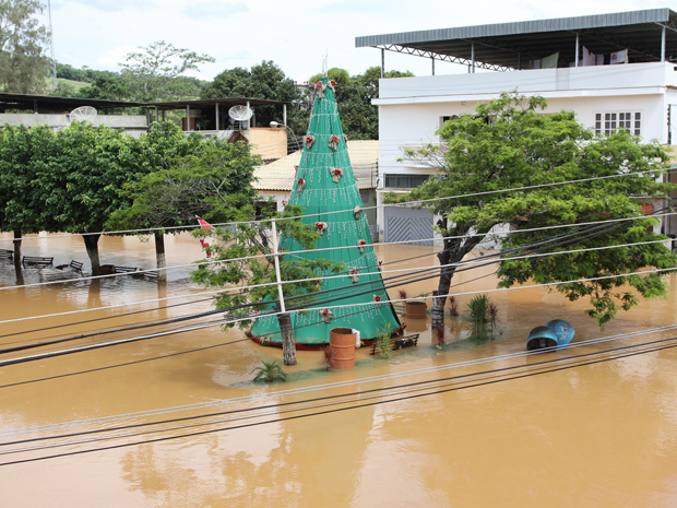 A água invadiu as ruas do município de Cardoso Moreira (Foto: Mauricio Bazilio / Divulgação Secretaria estadual de Saúde)