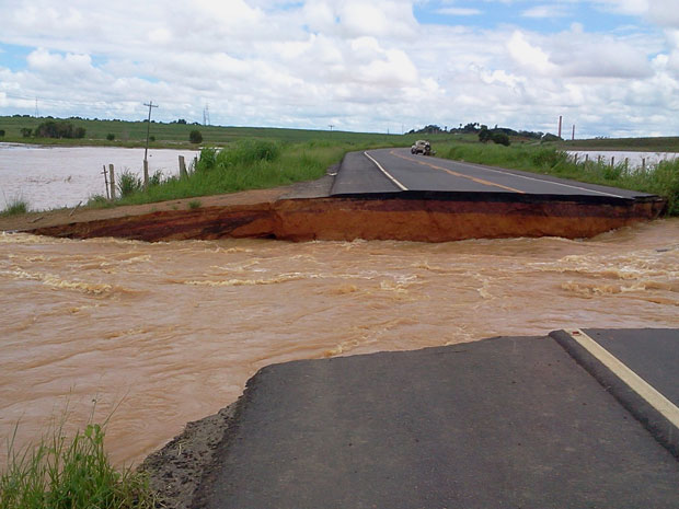 Trecho da BR-356, em Campos, que desmoronou com a força das águas do Rio Muriaé (Foto: Lilian Quaino/G1)