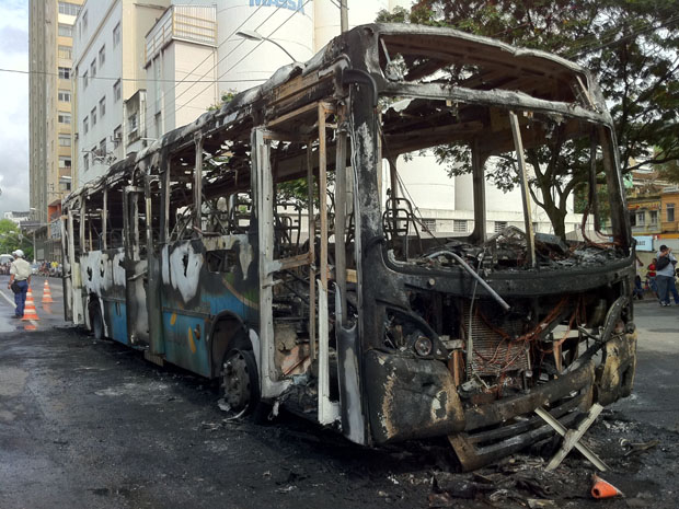 Ônibus é queimado em protesto (Foto: Juirana Nobres / G1 ES)