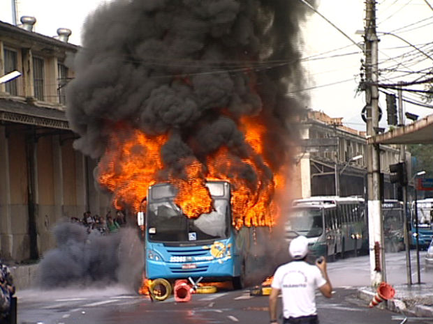 Ônibus foi incendiado durante manifestação em Vitória (Foto: Reprodução/TV Gazeta)