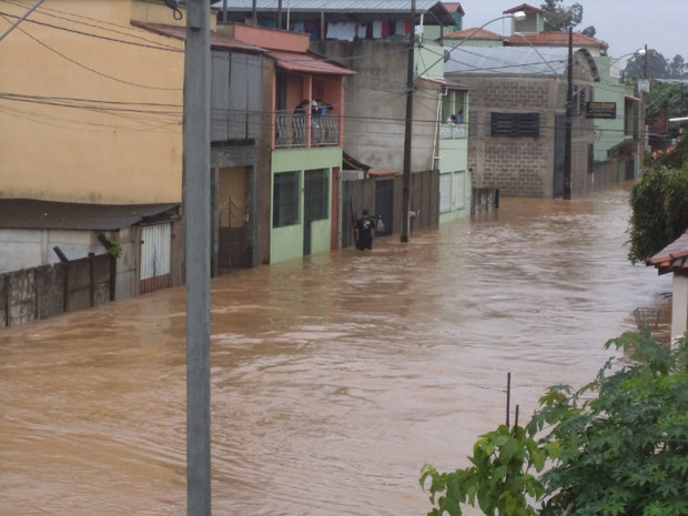 Santa Cruz de Minas é uma das 127 cidades em situação de emergência em Minas. Morador registrou enchente nesta terça-feira (10).  (Foto: Antônio Ricardo Rodrigues/VC no G1)