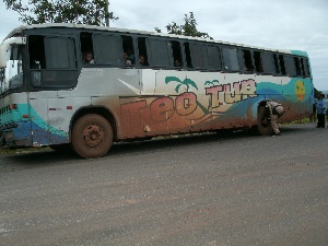 Ônibus clandestino com 48 passageiros é apreendido na BR-060 (GO) (Foto: Divulgação/PRF-GO)