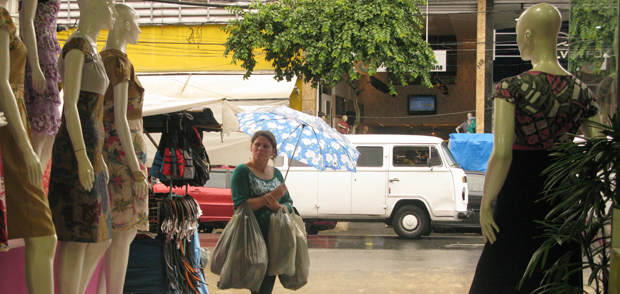 Consumidora observa modelos de moda evangélica na região do Brás, em São Paulo (Foto: Anay Cury/G1)
