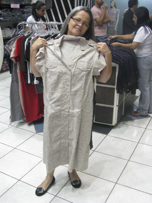 Maria Aparecida Gusmão da Silva só compra suas roupas em lojas especializadas em moda evangélica (Foto: Anay Cury/G1)