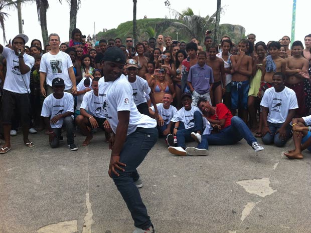 Amigos homenagearam o dançarino do passinho no Rio (Foto: Renata Soares/G1)