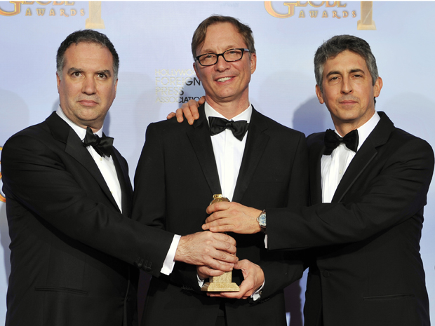 A partir da esquerda: Jim Taylor, Jim Burke e Alexander Payne, produtores de ‘Os descendentes’,que ganhou prêmio de filme de drama na 69ª edição do Globo de Ouro (Foto: AP)