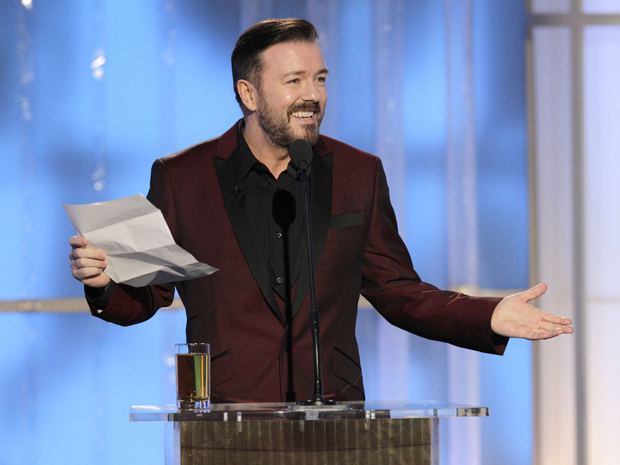 Ricky Gervais começou apresentação com copo de bebida alcoólica e exibindo uma lista com itens que não poderia fazer piada  (Foto: AP)
