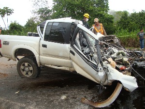 Jovem morre na GO-070 ao bater caminhonete de frente com caminhão (Foto: Divulgação/Corpo de Bombeiros de Goiás)