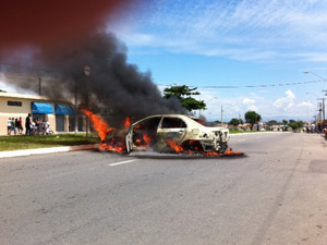 Carro é queimado no Pinheirinho (Foto: Renato Jakitas/G1)