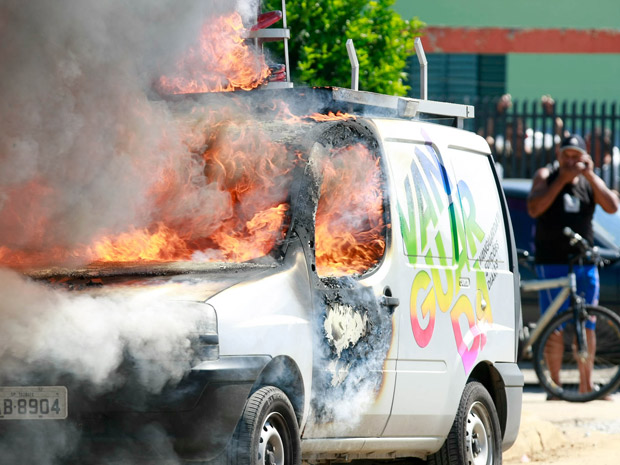 Unidade móvel da TV Vanguarda foi queimada durante reintegração (Foto: Mario Ângelo/Sigmapress/AE)
