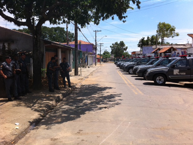 PM impede a entrada na área conhecida como Pinheirinho (Foto: Renato Jakitas/G1)