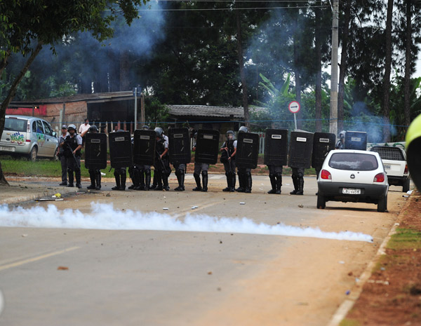 Policiais participam de reintegração de posse no Pinheirinho (Foto: Lucas Lacaz Ruiz/AE)