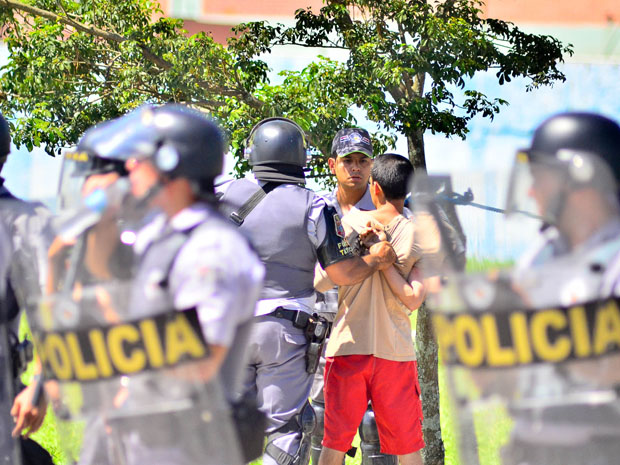 Policiais durante a reintegração de posse no Pinheirinho (Foto: Nilton Cardin/Sigmapress/AE)