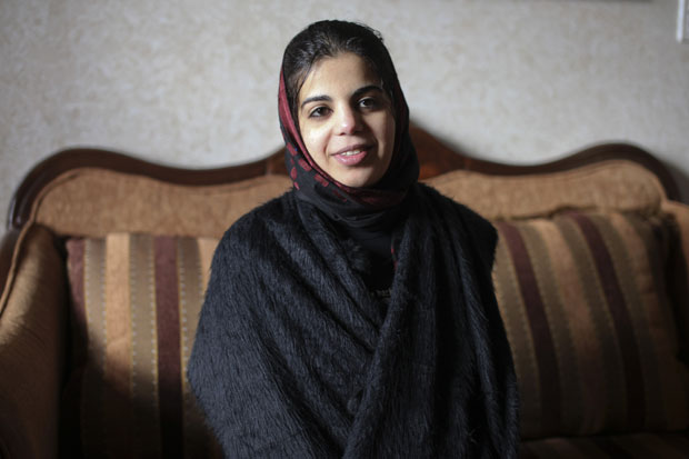 Baraa Melhem, de 20 anos, na casa da mãe em Qalandia (Foto: Maya Levin/AP)