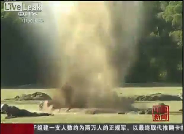 Vídeo mostra seis soldados parados em pé em círculo enquanto passam de mão em mão um explosivo. (Foto: Reprodução)