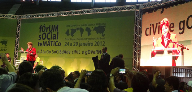 Dilma discursa no Fórum Social Temático, no ginásio Gigantinho, em Porto Alegre (Foto: Tatiana Lopes / G1 RS)