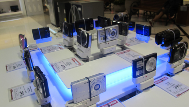 Câmeras dispostas em estante para serem vendidas em loja de São Paulo (Foto: Amanda Demetrio/G1)