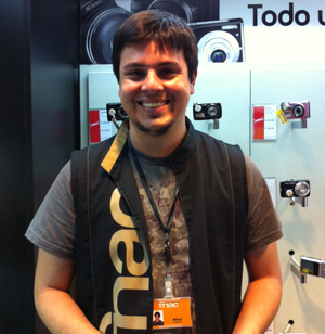 William Weffort, que vende câmaras na Fnac, em São Paulo (Foto: Amanda Demetrio/G1)