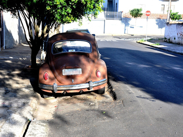 Fusca não foi removido durante obra e ficou com asfalto antigo sob ele (Foto: Maurício Alexandrino de Souza/ Arquivo Pessoal)