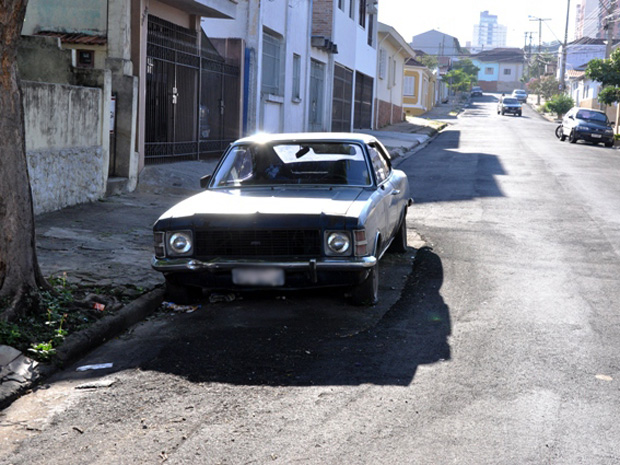 Carros foram reposicionados para conclusão do recapeamento (Foto: Maurício Alexandrino de Souza/ Arquivo Pessoal)