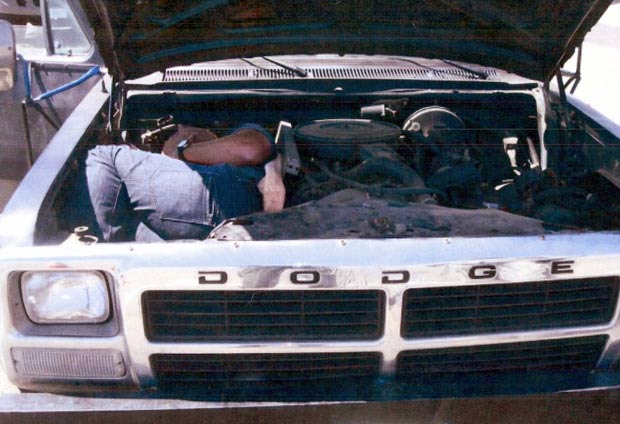 Homem se escondeu dentro do capô de veículo para entrar nos EUA. (Foto: ICE/AP)