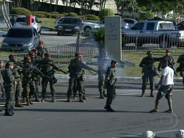 Manifestante entra em confronto com homnes do Exército que cercam a Assembleia (Foto: Reprodução/TV Globo)