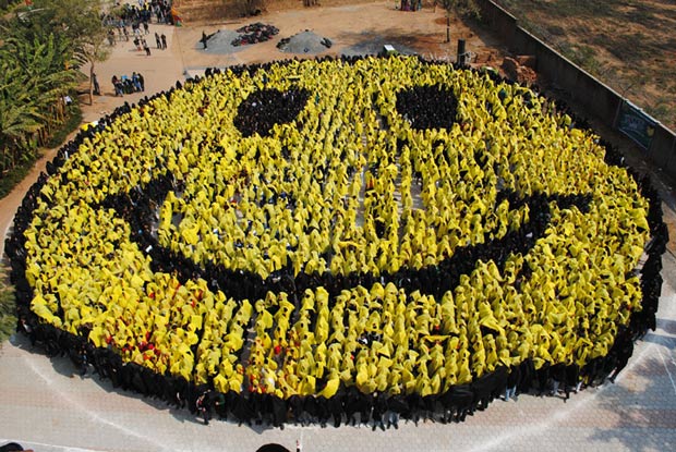 Mais de 4,4 mil alunos de 25 escolas criaram rosto sorridente. (Foto: AFP)