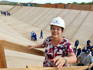 A presidente Dilma Rousseff, em visita a obras de canal para transposição do rio São Francisco, em Mauriti (CE) (Foto: Roberto Stuckert Filho/PR)