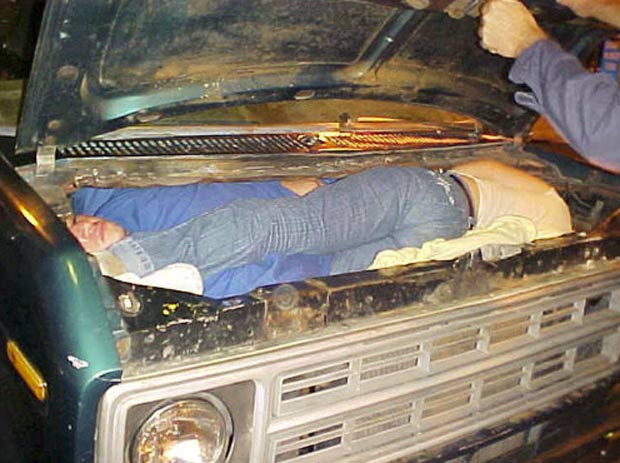 Em 2010, imagem divulgada pelo serviço de Alfândega e Proteção de Fronteiras mostrou duas pessoas escondidas no compartimento do motor de uma van. (Foto: Reprodução/BCP)