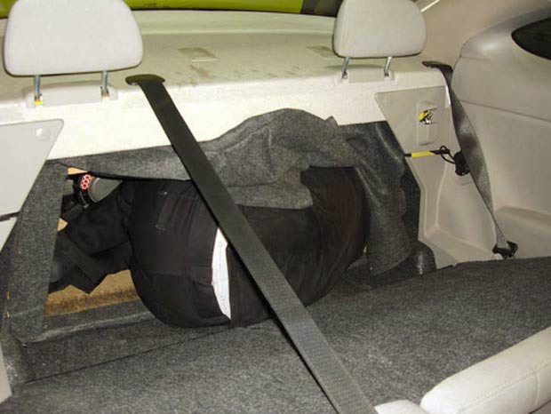 Imigrante ilefal foi encontrado escondido atrás de banco de veículo. (Foto: Reprodução/BCP)