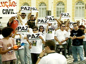 Manifesto em frente ao palácio do governo pede mais segurança na PB (Foto: Reprodução/TV Cabo Branco)