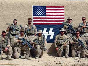 Imagem de fuzileiros dos EUA com bandeira da ‘SS’ circulou na internet em setembro de 2010. (Foto: AP Photo)