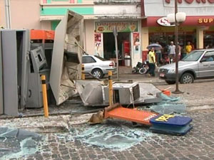 Caixa eletrônico é explodido em São Gonçalo dos Campos, na Bahia (Foto: Reprodução/ TV Subaé)