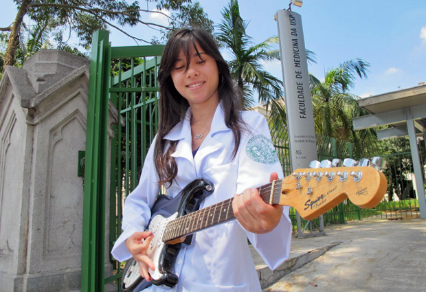 Irene Yamamoto deixou de lado as aulas de guitarra para estudar para a Fuvest (Foto: Ana Carolina Moreno/G1)