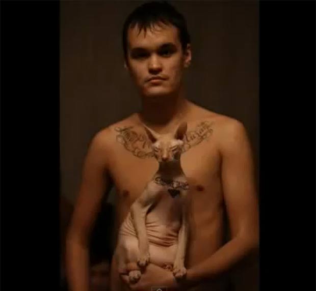 Tatuador russo Timur, de 24 anos, fez tatuagem em seu gato de estimação. (Foto: Reprodução)
