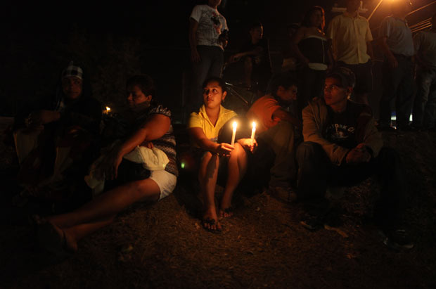 Parentes de presos fazem vigília em frente à cadeia de Comayagua, centro de Honduras, na noite desta quarta-feira (15) (Foto: AP)